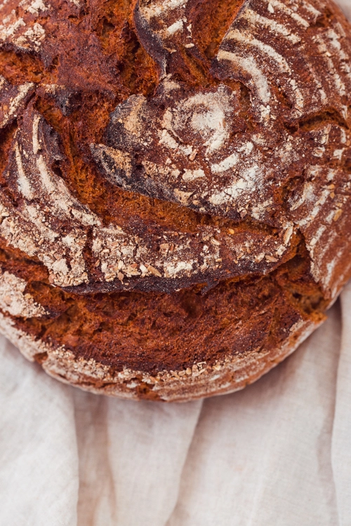 Unser Altdeutsches Bauernbrot, drapiert auf Leinenstoff als Sinnbild für unsere vielfältige Brotauswahl der Bäckerei Müller