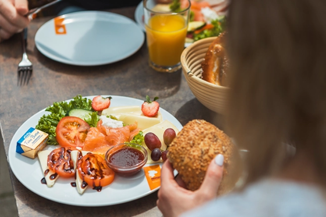 Das Frühstück "Lachs Genuss" der Bäckerei Müller, bestehend aus Lachs- und Käsevariationen, Butter, Marmelade und Brotkörbchen.