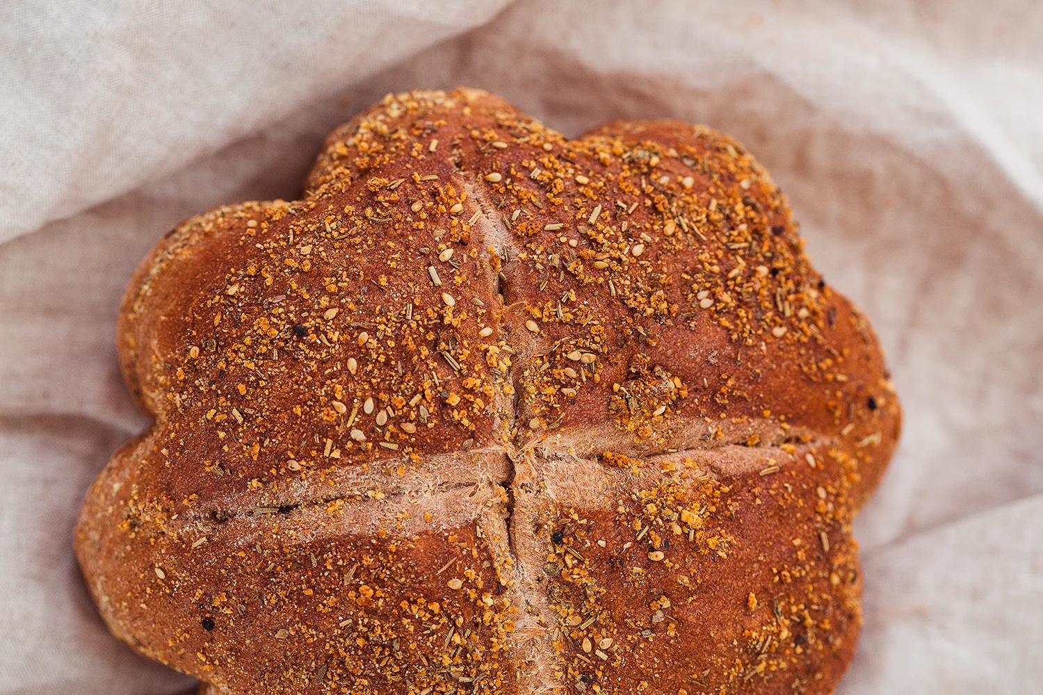 Sportlerblume, ein saftiges Brot in Blumenform der Bäckerei Müller, die auf Leinenstoff drapiert wurde.