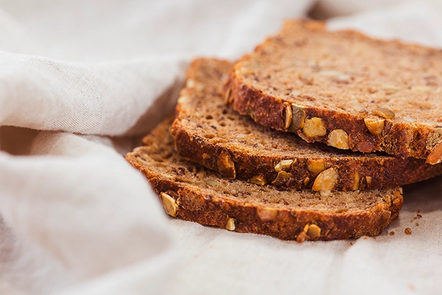 Unsere aufgeschnitten bayerische Kornstange, auf Leinenbrot drapiert